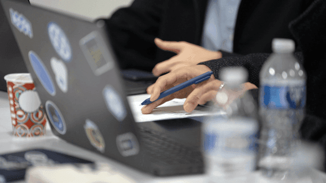 회의 내용을 메모하는 사람