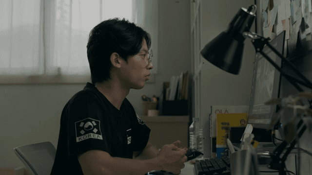 컴퓨터 화면에 집중한 남성