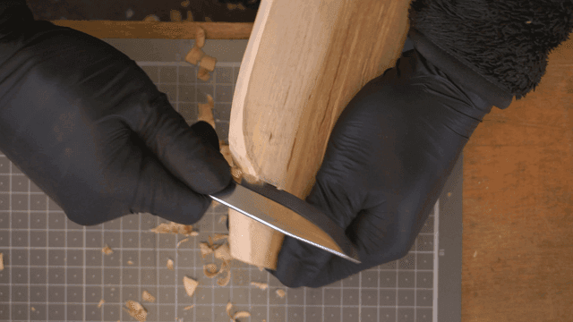 칼로 정교하게 나무를 조각하는 모습