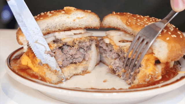 육즙이 가득한 치즈 버거 단면을 보여주는 장면