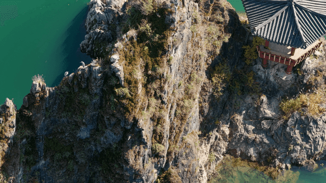 강가 절벽 위 전통 정자