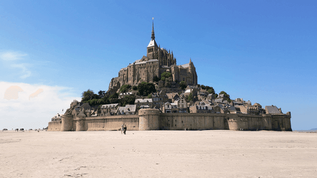 웅장한 수도원이 있는 역사적인 섬