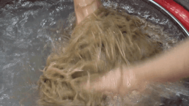 차가운 물에 메밀면을 빠르게 씻는 손