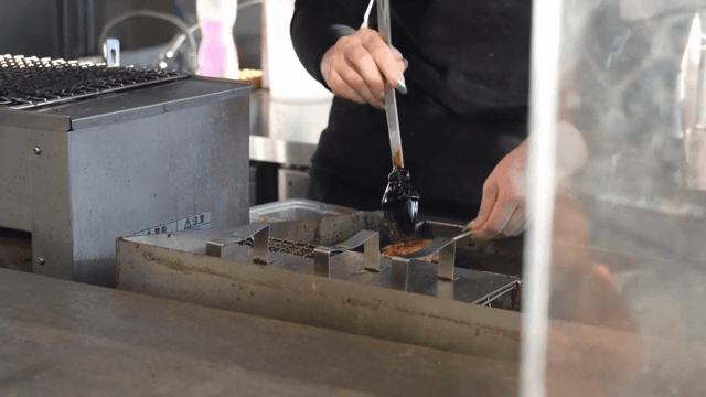 주방에서 요리하는 사람