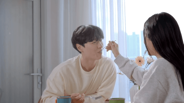 포크로 케이크를 서로 먹여주는 커플