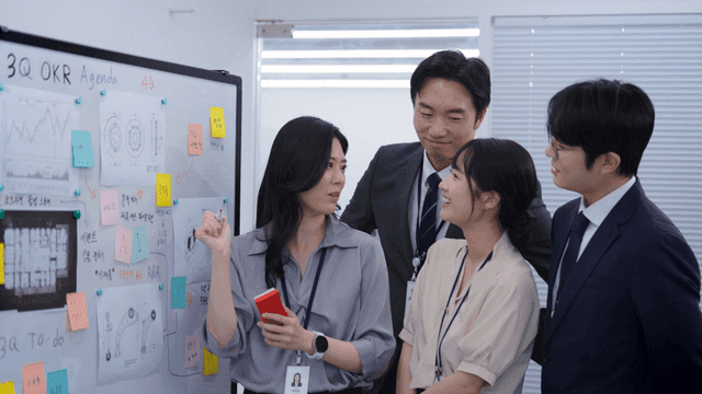 화이트보드에서 전략을 논의하는 팀