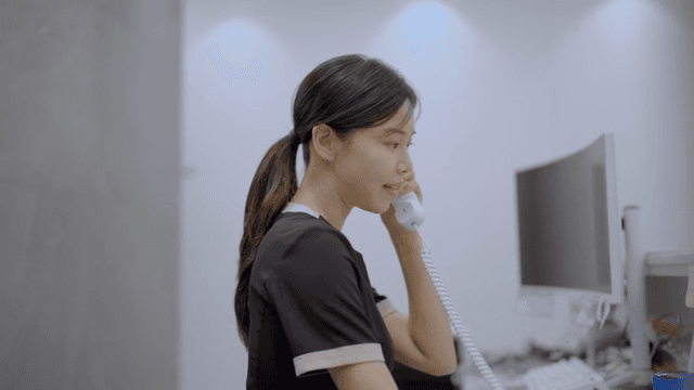 프론트 데스크에서 전화를 받는 직원