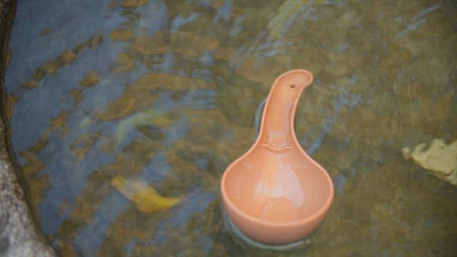 약수터의 물 위에 동동 떠 있는 작은 바가지