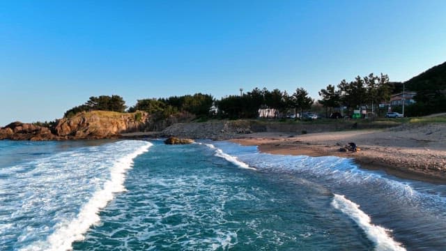 잔잔한 파도가 있는 고요한 해변