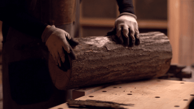 작업장에서 통나무를 다루는 장인