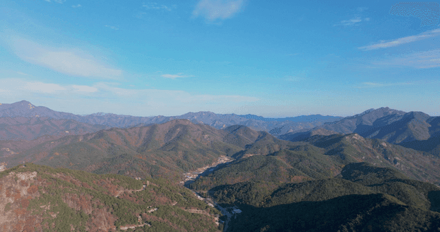 맑은 하늘 아래 펼쳐진 가을 산맥