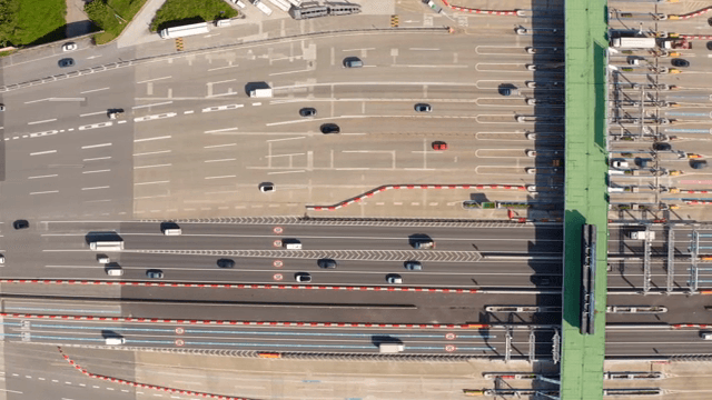 다차선의 혼잡한 고속도로