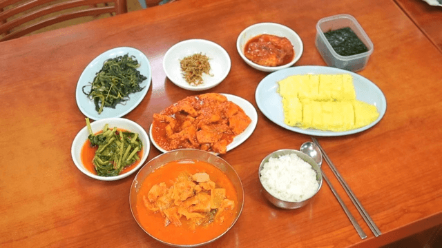 다양한 한국 요리가 차려진 식탁