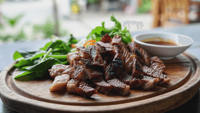 Grilled meat komuyang with fresh vegetables