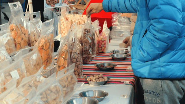 전통 시장에서 다양한 말린 과일과 간식