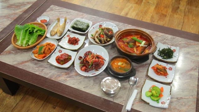 테이블 위 게장과 찌개 등 다양한 한식 요리