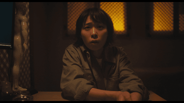 병원에서 간절히 부탁하는 여성