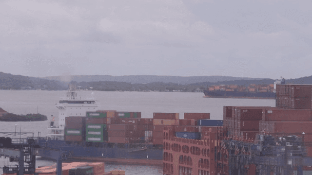 분주한 항구의 화물선과 컨테이너