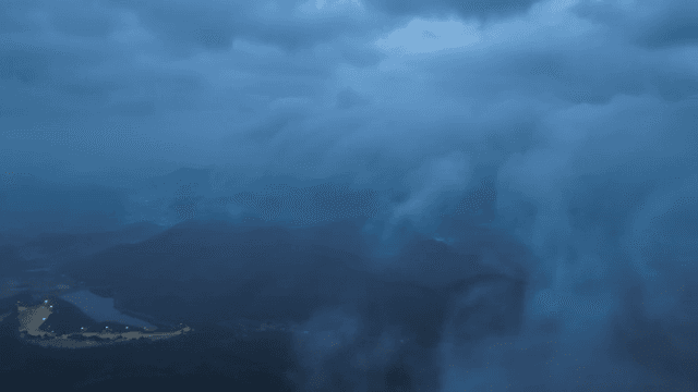 해질녘 구름 낀 산 풍경