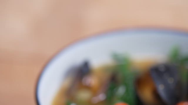 탁자 위 그릇에 담긴 신선한 해물 짬뽕