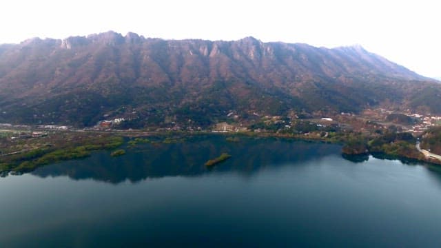 고요한 호수가 있는 산맥