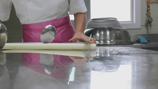 주방에서 재료를 준비하는 요리사