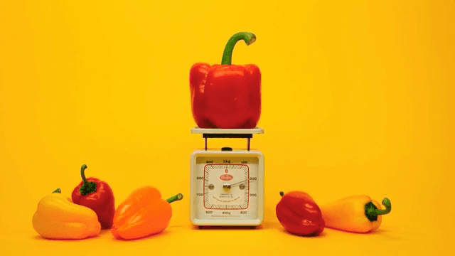 저울 위의 다채로운 피망
