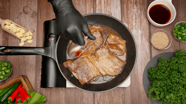 Cooking marinated pork with various ingredients