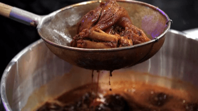 육수에서 건져 올린 족발