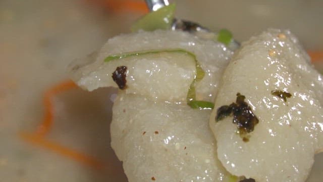 한국의 향토 음식 감자옹심이 한 숟가락