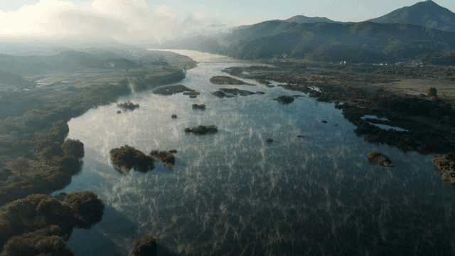 계곡을 흐르는 고요한 강