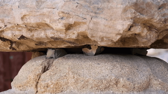 야외에 쌓인 돌의 근접 촬영
