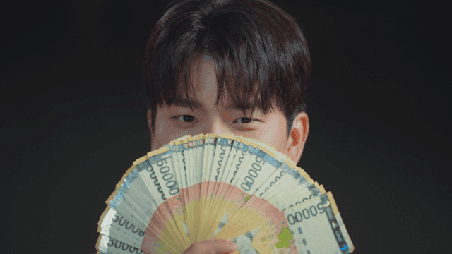 돈으로 입을 가리고 웃는 남자