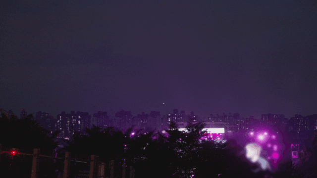 화려한 콘서트 조명이 있는 도시 야경