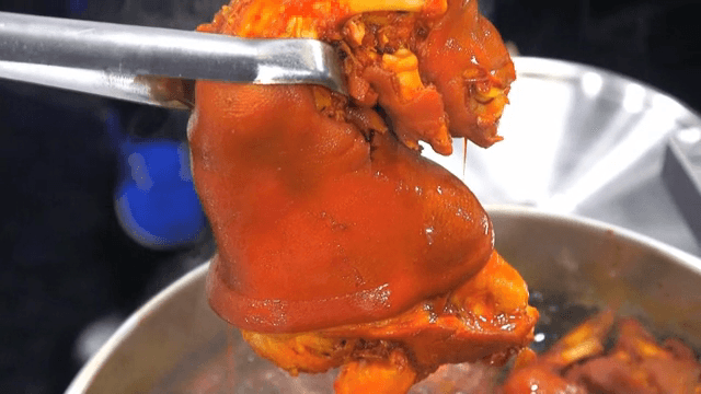 집게로 잡은 족발