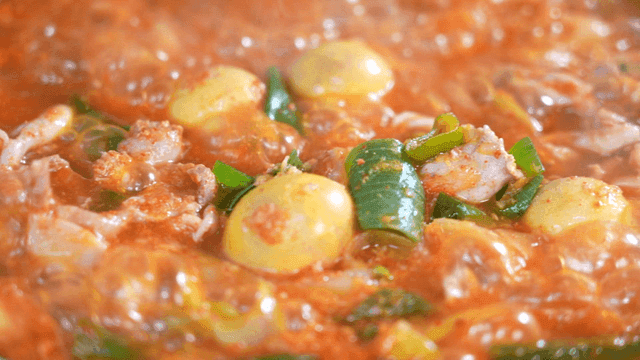 Boiling spicy chicken offal soup