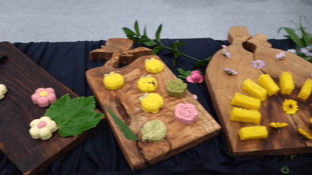 나무 도마 위의 전통 한국 과자