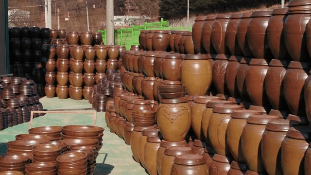 가지런히 진열되어 있는 전통 한국 항아리