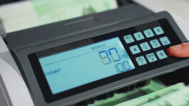 Counting machine processing banknotes