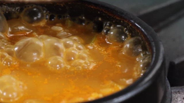 불 위 냄비에 신선한 채소를 넣어 요리하는 찌개