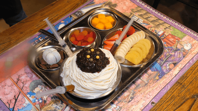 테이블 위에 놓인 다양한 디저트