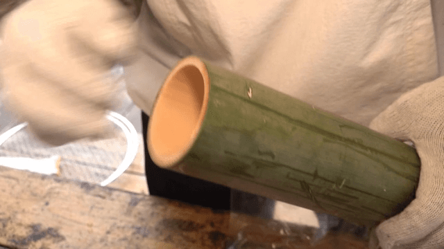 대나무에 마늘을 넣는 사람