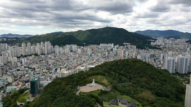 산이 보이는 광활한 도시 풍경