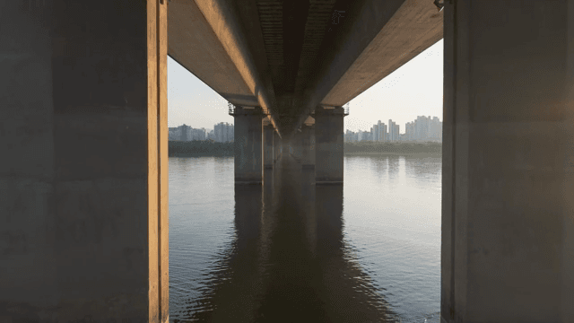 도시 풍경과 함께 고요한 강 위의 다리