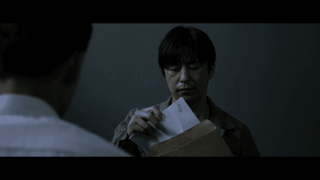 서류를 보여주며 대화하는 두 남자