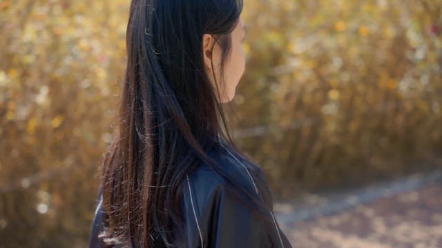 야외에서 음악을 듣는 여성