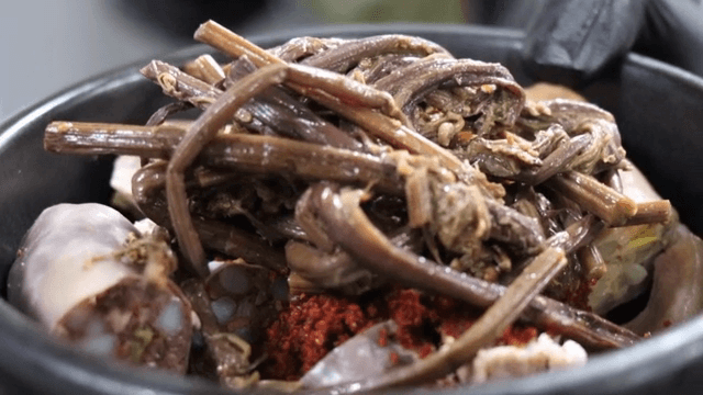 뚝배기에 들어있는 고사리와 순대