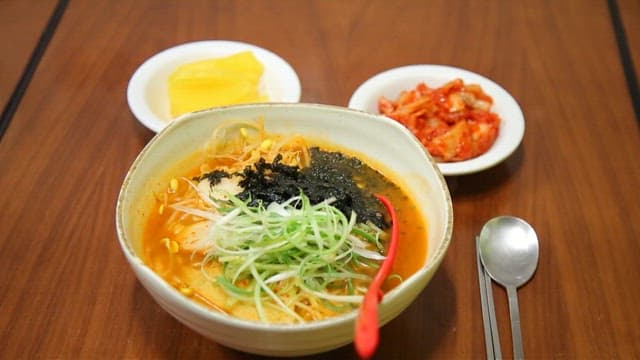 반찬과 함께 제공되는 파채 라면