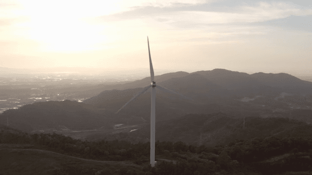 산 위의 풍력 터빈과 일몰