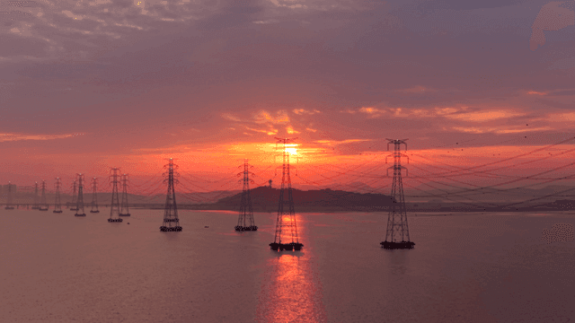 전선과 물 위의 일몰